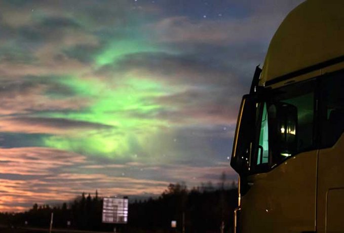 Lkw unter den Polarlichtern im Himmel