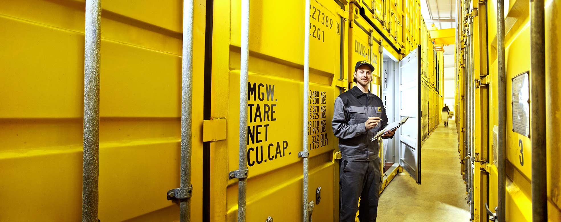 Mann vor Lagercontainer