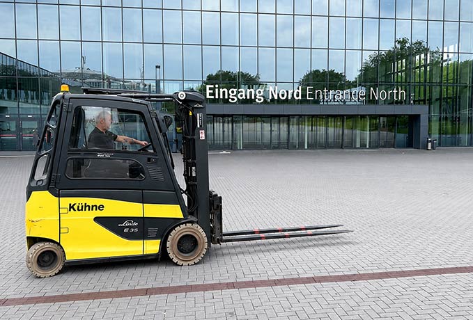 Kühne-Gabelstapler vor Messe Dortmund
